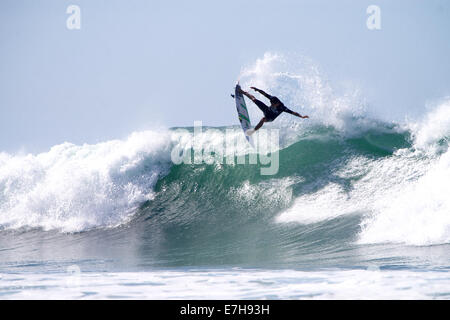 Böcke, Kalifornien, USA zu senken. 11. September 2014. Filipe Toledo von Brasilien in die ASP WCT Hurley Pro, befindet sich am unteren Böcke, San Clemente, CA am 11. September 2014 surfen. Stockfoto