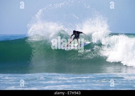 Böcke, Kalifornien, USA zu senken. 11. September 2014. Filipe Toledo von Brasilien in die ASP WCT Hurley Pro, befindet sich am unteren Böcke, San Clemente, CA am 11. September 2014 surfen. Stockfoto