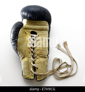 Boxhandschuh liegend auf weißem Hintergrund Stockfoto