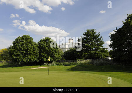 Blick auf den 15. Grün und Flagge auf Pam Barton Kurs mit des Königs Sternwarte Royal Mid Surrey Golf Club Richmond Surrey England Stockfoto