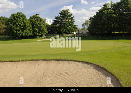 Blick auf den 15. Grün und Flagge auf Pam Barton Kurs mit des Königs Sternwarte Royal Mid Surrey Golf Club Richmond Surrey England Stockfoto