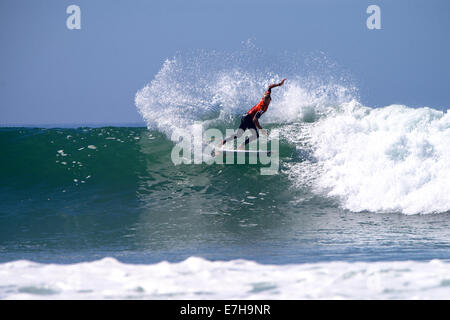 Böcke, Kalifornien, USA zu senken. 11. September 2014. Owen Wright von Australien, Surfen in der ASP WCT Hurley Pro, befindet sich am unteren Böcke, San Clemente, CA am 11. September 2014. Stockfoto