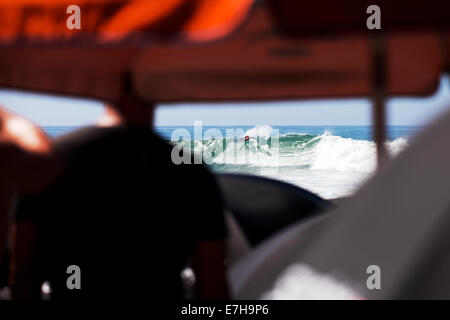 Böcke, Kalifornien, USA zu senken. 11. September 2014. Owen Wright von Australien, Surfen in der ASP WCT Hurley Pro, befindet sich am unteren Böcke, San Clemente, CA am 11. September 2014. Stockfoto