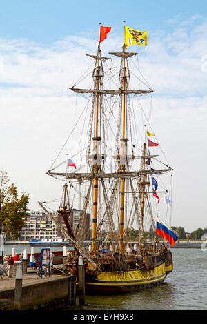 DORDRECHT, Niederlande - 3. Oktober 2011: Die russischen Nachbau Galeone Shtandart, angedockt in Dordrecht. Stockfoto