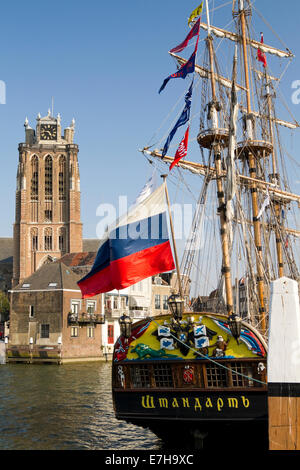 DORDRECHT, Niederlande - 3. Oktober 2011: Die russischen Nachbau Galeone Shtandart, in der Nähe von Dordrecht Kathedrale angedockt. Stockfoto