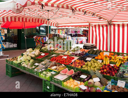 Obst und Gemüse Stand am Naschmarkt, der bekannteste Markt in Wien, Österreich Stockfoto