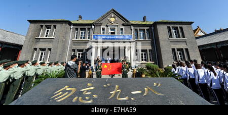 (140918)--CHANGCHUN, 18. September 2014 (Xinhua)--Menschen besuchen eine Zeremonie anlässlich der 83. Geburtstag der "September 18 Vorfall" im Museum des kaiserlichen Palastes von "Manchukuo" in Changchun, Hauptstadt der Provinz Jilin Nordost-China, 18. September 2014. "Mandschukuo" ist die Marionette Zustand von dem japanischen Kaiserreich im Nordosten Chinas von 1931 bis 1945 gegründet. Am 18. September 1931 japanische Truppen sprengten ein Abschnitt der Bahn unter ihrer Kontrolle in der Nähe von Shenyang, Hauptstadt des nordöstlichen Chinas Liaoning Provinz, und dann chinesische Truppen der Sabotage beschuldigt, als Vorwand für den Angriff. Sie bombardieren Stockfoto