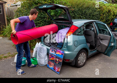 Aus bereitet, Universität, Student in Urlaub zuhause In Sussex Universität In Canterbury, England Stockfoto