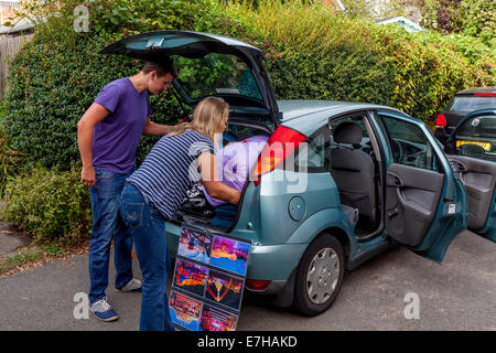 Ab hilft, Universität, eine Mutter ihren Sohn Pack als er Urlaub zuhause In Sussex, an die Universität In Canterbury, England gehen bereitet Stockfoto