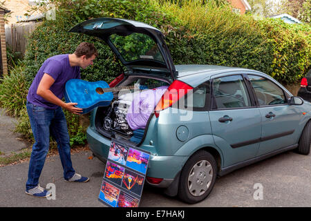 Aus bereitet, Universität, Student in Urlaub zuhause In Sussex Universität In Canterbury, England Stockfoto