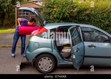 Aus bereitet, Universität, Student, Leave Home In SussexTo gehen an die Universität In Canterbury, England Stockfoto