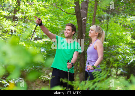 Sportlich aktive Pärchen mit Wanderstöcke Wandern in der Natur. Aktiven Lebensstil. Aktivitäten und Erholung im Freien. Stockfoto