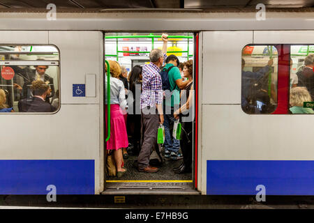 Pendler an Bord einer Londoner U-Bahn Bahnhof, Westminster, London, England Stockfoto