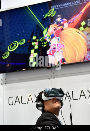 Makuhari, Japan. 18. Sep, 2014. Südkoreas Samusung zeigt Galaxy Galgen Display auf der Tokyo Game Show, die auf der Makuhari Messe, östlich von Tokio, auf Donnerstag, 18. September 2014 eröffnet. Die jährliche Ausstellung bietet fast 750 Spiele von 400 Ausstellern für jede Art von Konsole, Smartphone und Tablet. Asias größte Gaming-Event wird voraussichtlich mehr als 200.000 Besucher auf der viertägigen laufen zu zeichnen. Bildnachweis: Natsuki Sakai/AFLO/Alamy Live-Nachrichten Stockfoto