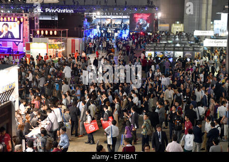 Makuhari, Japan. 18. Sep, 2014. Tokyo Game Show bekommt im Gange auf der Makuhari Messe, östlich von Tokio, auf Donnerstag, 18. September 2014. Die jährliche Ausstellung bietet fast 750 Spiele von 400 Ausstellern für jede Art von Konsole, Smartphone und Tablet. Asias größte Gaming-Event wird voraussichtlich mehr als 200.000 Besucher auf der viertägigen laufen zu zeichnen. Bildnachweis: Natsuki Sakai/AFLO/Alamy Live-Nachrichten Stockfoto