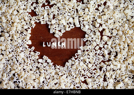Mittagessen-Zeichen aus Buchstaben Nudeln in Form von Herzen Stockfoto