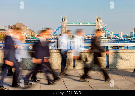 City of London Arbeiter zu Fuß über London Bridge, London, England Stockfoto