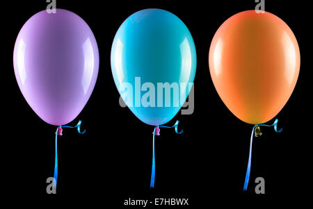 fliegende Luftballons auf schwarzem Hintergrund isoliert Stockfoto