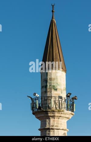 Minarett der alten islamischen Moschee am blauen Himmel Stockfoto