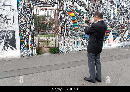 ein Tourist eine Aufnahme an der East Side Gallery, Berlin 2014 Stockfoto