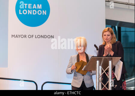 London, UK, 17. September 2014. Boris Johnson, Bürgermeister von London, feiert die Hauptstadt Freiwilligenarbeit Erbe bei den jährlichen Team London Awards im Rathaus.  Im Bild: Schauspielerin, Barbara Windsor, Team London Botschafter, öffnet einen Umschlag Auszeichnungen.  Bildnachweis: Stephen Chung/Alamy Live-Nachrichten Stockfoto