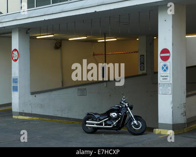 Schwarzer Chopper Style Motorrad geparkt auf der Straße in Köln, Deutschland Stockfoto