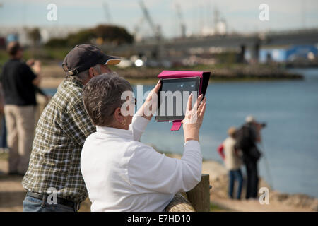 Eine Frau mit ihrem iPad Videos oder Fotos Stockfoto