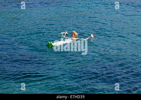 Frau, Schwimmen im Meer bei Lun, Insel Pag, Nord-Dalmatien, Kroatien Stockfoto