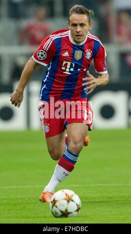 München, Deutschland. 17. Sep, 2014. Bayerns Rafinha steuert den Ball während der UEFA Champions League-Gruppe E-Fußballspiel zwischen FC Bayern München und Manchester City in München, 17. September 2014. Foto: Sven Hoppe/Dpa/Alamy Live News Stockfoto