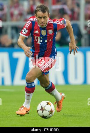 München, Deutschland. 17. Sep, 2014. Bayerns Rafinha steuert den Ball während der UEFA Champions League-Gruppe E-Fußballspiel zwischen FC Bayern München und Manchester City in München, 17. September 2014. Foto: Sven Hoppe/Dpa/Alamy Live News Stockfoto