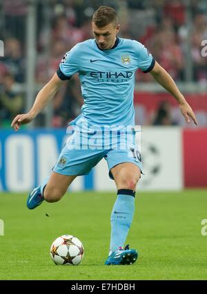 München, Deutschland. 17. Sep, 2014. Manchesters Edin Dzeko steuert den Ball während der UEFA Champions League-Gruppe E-Fußballspiel zwischen FC Bayern München und Manchester City in München, 17. September 2014. Foto: Sven Hoppe/Dpa/Alamy Live News Stockfoto