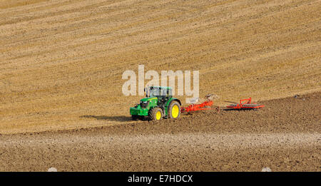 Große moderne vier-Rad-Antrieb Traktor Pflügen mit Disk Harrow im Stoppelfeld Stockfoto