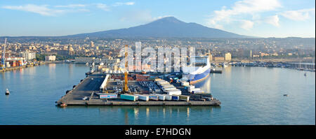 Am frühen Morgen Reiseansicht Hafen von Catania Skyline & Vulkan Ätna über Grimaldi Lines 'Eurocargo Catania' Frachtfähre im Dock Sizilien Italien Stockfoto