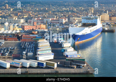 Autos & Anhänger geparkt italienischen Geschäft Catania Port Grimaldi Lines 'Eurocargo Catania' Frachtfähre Teil der Import & Export Supply Chain Sizilien Italien Stockfoto