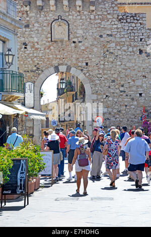 Tour Guides bis Marker Boards (Flagge), bevor Sie die Altstadt Tor an der Corso Umberto in Taormina Provinz Messina Sizilien Italien Stockfoto