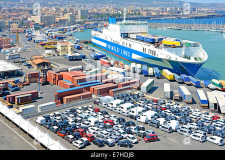 Neue Autos und Lieferwagen LKW-Anhänger und Container auf Hafen von Catania Anlegestelle warten auf den Transport mit Fracht Fähre Verladung Hafen Sizilien Italien Stockfoto