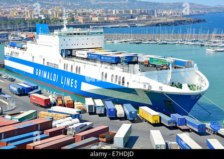Luftaufnahme & Nahaufnahme Schlepper Einheiten Laden Entladen LKW Anhänger oben offenes Deck von Grimaldi Lines Eurocargo Livorno Catania Port Sizilien Italien Stockfoto