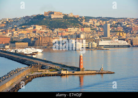 Am frühen Morgen Sonnenschein mit Blick auf den Hafen und die Stadt Neapel mit Teil des Hafens Wände Kampanien Italien Stockfoto