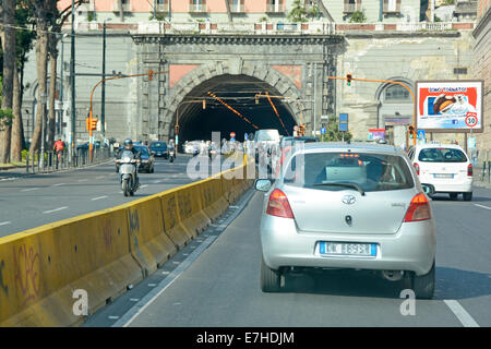 Schlange von morgen Feierabendverkehr auf dual Carriagway Straße warten, um durch einen Tunnel in Neapel Stockfoto