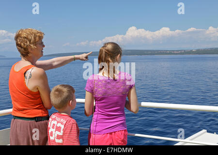 Familie auf Krk-Cres Fähre, Kvarner Bucht, Kroatien Stockfoto