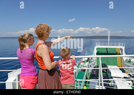 Familie auf Krk-Cres Fähre, Kvarner Bucht, Kroatien Stockfoto