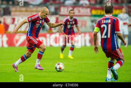 München, Deutschland. 17. Sep, 2014. Bayerns Arjen Robben (L) steuert den Ball während der UEFA Champions League-Gruppe E-Fußballspiel zwischen FC Bayern München und Manchester City in München, 17. September 2014. Foto: Marc Müller/Dpa/Alamy Live News Stockfoto