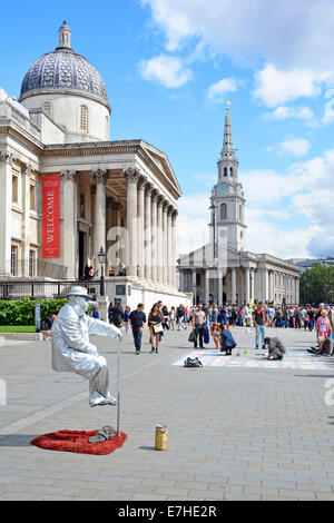 Lebende Straßenkünstlerin Person, die noch als Statue in Make-up & Kostüm sitzt scheinbar unsichtbare Unterstützung oder optische Illusion im Trafalgar Square London UK Stockfoto