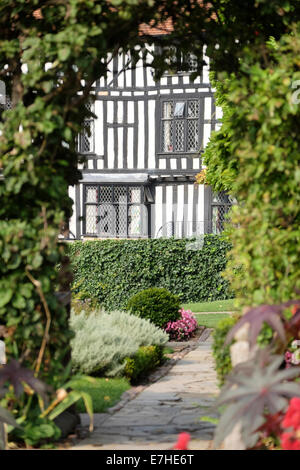 Das Falcon Hotel gesehen durch einen Bogen in den Garten Nash House - Teil der Shakespeare-Strecke in London Stockfoto