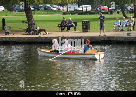 Rudern auf dem Fluss Avon in Stratford Stockfoto