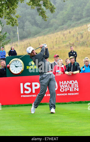 Paul Casey aus England gesehen abschlagen auf der 18. halbem Weg durch seine Runde bei den ISPS Wales Open. Robert Timoney/AlamyLiveNews. Stockfoto