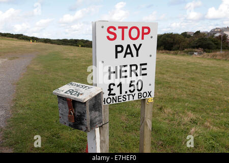 Ehrlichkeit-Box, Parkplatz Tintagel, Cornwall, UK Stockfoto