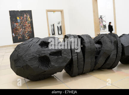 München, Deutschland. 18. Sep, 2014. Die Skulptur "Null-Ende" des Künstlers Georg Baselitz in der Ausstellung "Georg Baselitz - dazwischen, damals und heute" Haus der Kunst in München, Deutschland, 18. September 2014. Baselitz nahmen an der Pressekonferenz zur Eröffnung der Ausstellung, die seine Karriere in den vergangenen 50 Jahren dokumentiert. Es ist geöffnet vom 19. September 2014 bis 1. Februar 2015. © Dpa picture-Alliance/Alamy Live News Stockfoto