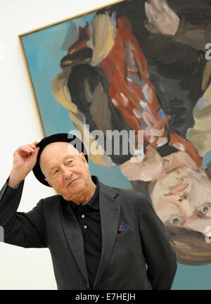 München, Deutschland. 18. Sep, 2014. Künstlers Georg Baselitz vor dem Gemälde "Elke 1" in der Ausstellung "Georg Baselitz - dazwischen, damals und heute" Haus der Kunst in München, Deutschland, 18. September 2014. Baselitz nahmen an der Pressekonferenz zur Eröffnung der Ausstellung, die seine Karriere in den vergangenen 50 Jahren dokumentiert. Es ist geöffnet vom 19. September 2014 bis 1. Februar 2015. © Dpa picture-Alliance/Alamy Live News Stockfoto