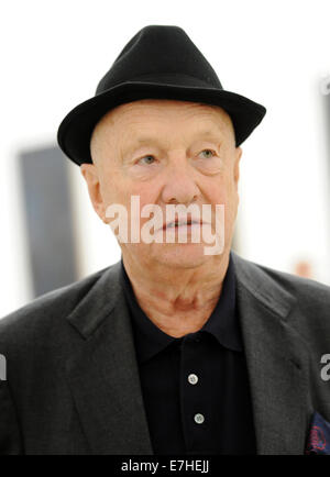 München, Deutschland. 18. Sep, 2014. Künstlers Georg Baselitz in der Ausstellung "Georg Baselitz - dazwischen, damals und heute" Haus der Kunst in München, Deutschland, 18. September 2014. Baselitz nahmen an der Pressekonferenz zur Eröffnung der Ausstellung, die seine Karriere in den vergangenen 50 Jahren dokumentiert. Es ist geöffnet vom 19. September 2014 bis 1. Februar 2015. © Dpa picture-Alliance/Alamy Live News Stockfoto